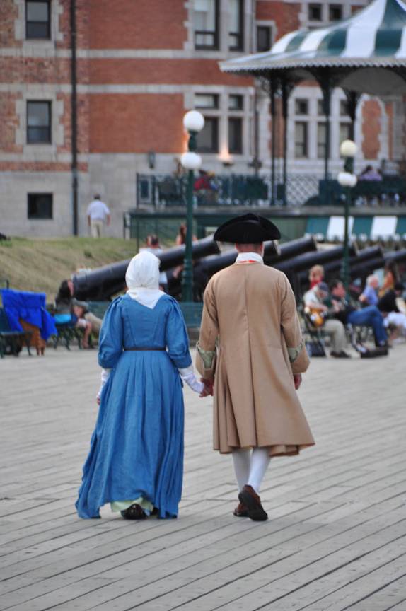 Pessoas fantasiadas passeiam pelo centro histórico de Quebec, no Canadá